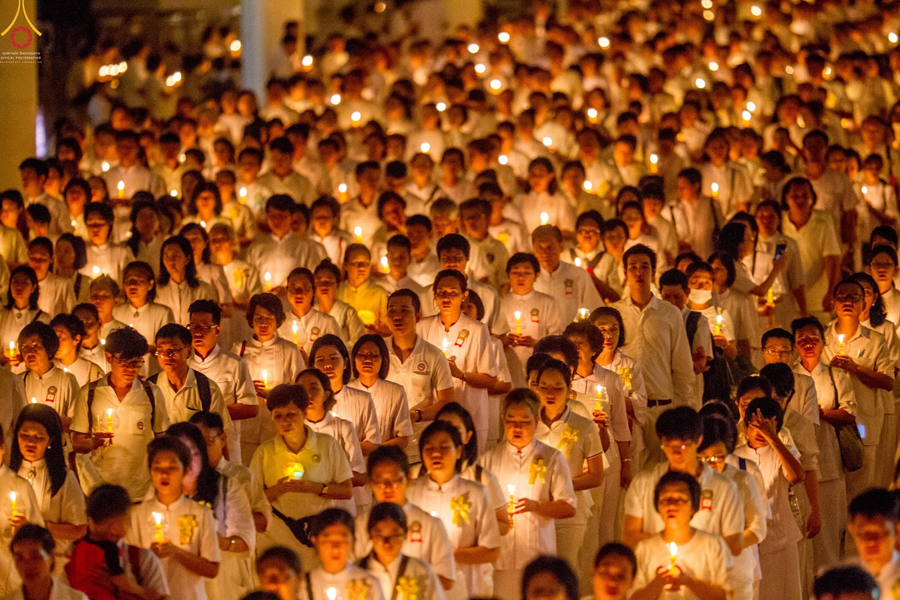 Candlelight procession in Bangkok, full of merit