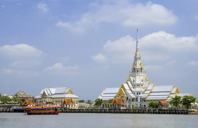 Temple visits by the Bangkok river for blessings